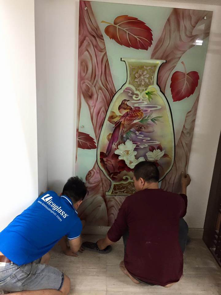 Mẫu tranh kính in 3D hình tượng lọ độc bình (lộc bình) và chim hỷ tước ứng dụng làm vách kính ốp tường trang trí, mang ý nghĩa cho sự sung túc về tiền bạc, phát tài phát lộc và đem lại may mắn, giúp cất giữ tiền tài, của cải cho gia chủ tranh kính