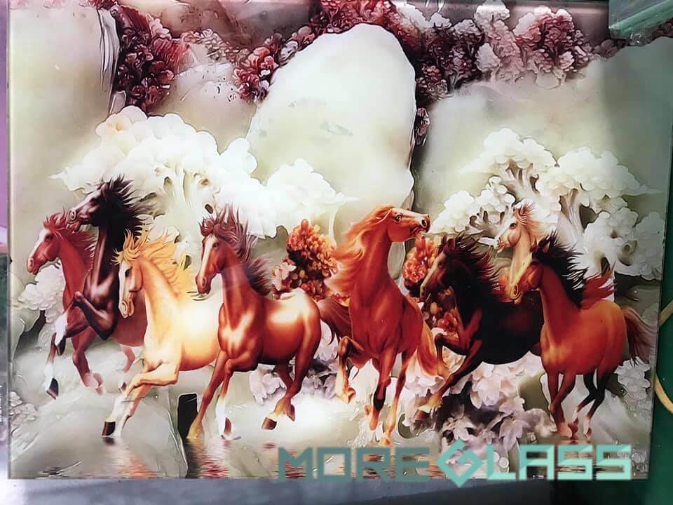 Mẫu tranh kính điêu khắc hình ảnh Bát mã truy phong, biểu tượng cho ý chí, sự quyết tâm, sức mạnh của sự đoàn kết, đồng lòng cùng nhau đạt được thành công, phù hợp treo phòng khách hay nơi làm việc, mừng tân gia hoặc khai trương sẽ rất đẹp và ý nghĩa tranh kính