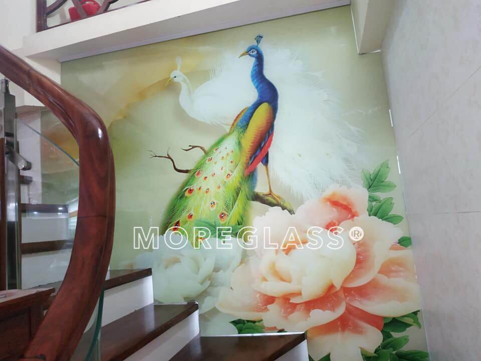 Mẫu tranh kính ốp tường in 3D hình tượng chim công và hoa hồng, vừa mang ý nghĩa phong thủy may mắn tốt đẹp, vừa tạo điểm nhấn ấn tượng cho không gian ngôi nhà của bạn tranh kính