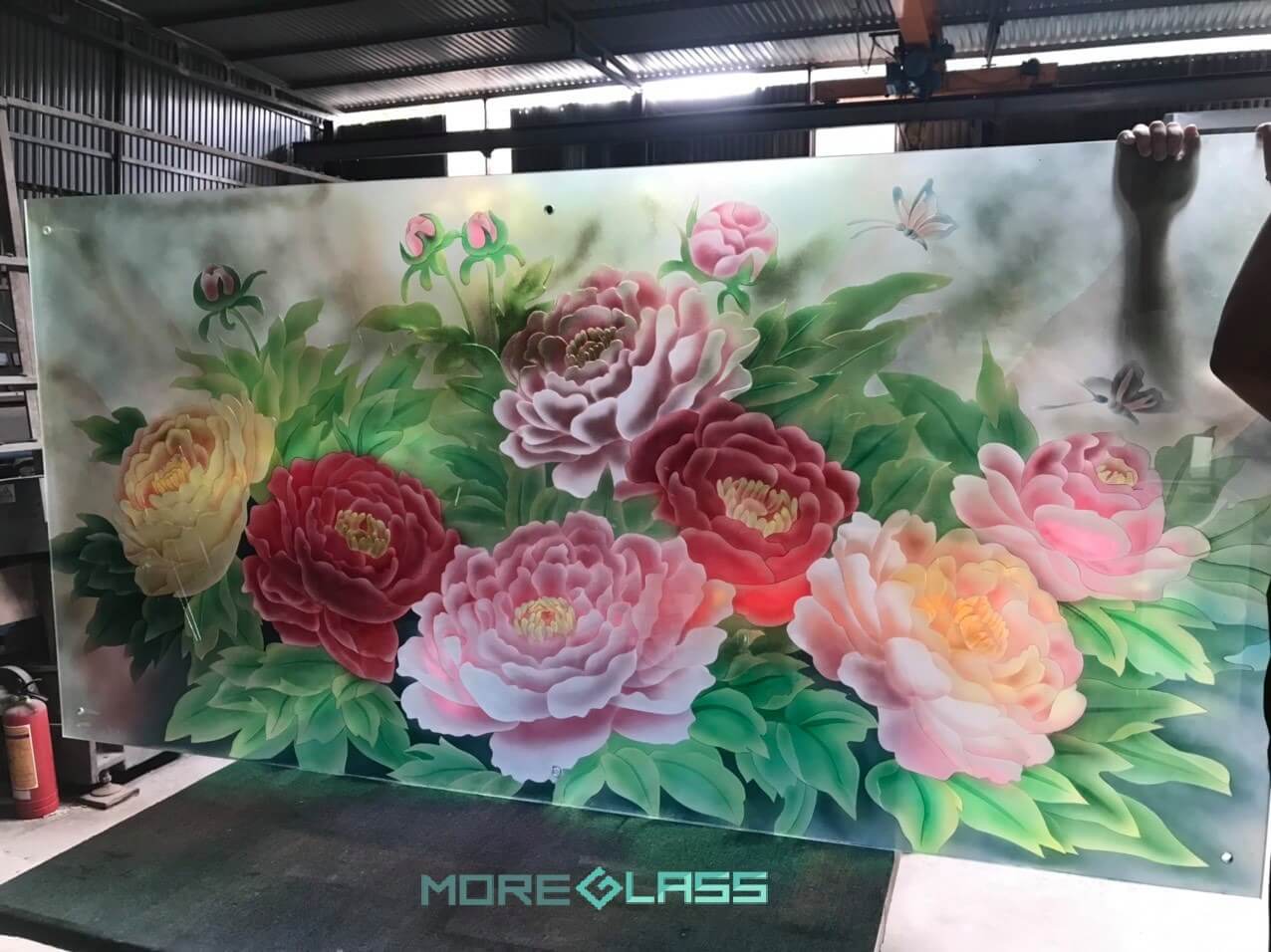 Thi công tranh kính nghệ thuật khắc hoa mẫu đơn, loài hoa tượng trưng cho sự vương giả, giàu sang phú quý và quyền lực tranh kính