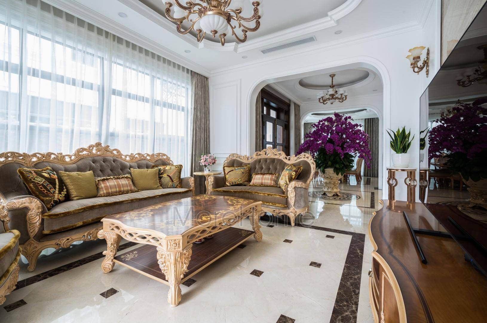 Nội thất tân cổ điển bao gồm bàn, ghế, kệ để tivi được làm từ chất liệu gỗ tự nhiên cao cấp, sofa nỉ, đá hoa cương đèn pha lê Thiết kế phòng khách biệt thự