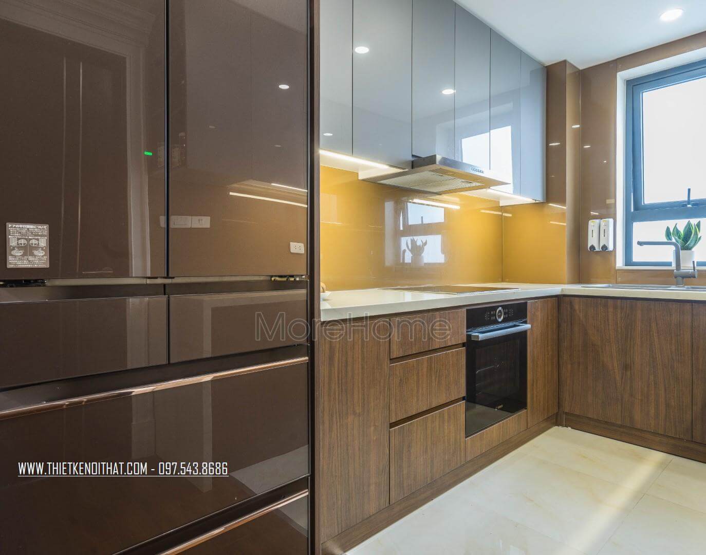 Tủ bếp công nghiệp chung cư là sự kết hợp chất liệu acrylic và laminate Tủ bếp gỗ công nghiệp và tủ bếp acrylic