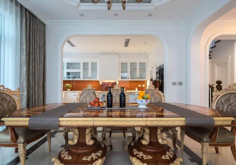 Gia chủ rất hào hứng với không gian phòng ăn sang trọng khi mời khách ở lại để thưởng thức bữa tại nhà.
